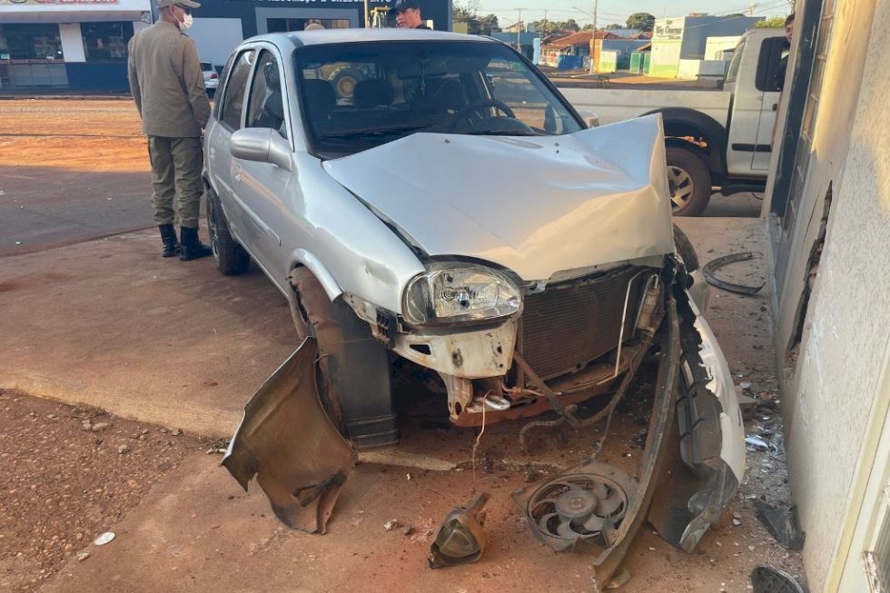 Ivinhema - Motorista perde controle da direção de veículo e colide em estabelecimento comercial