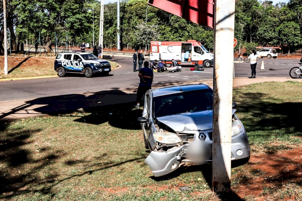 Motociclista fica em estado grave após ser fechado e colidir .