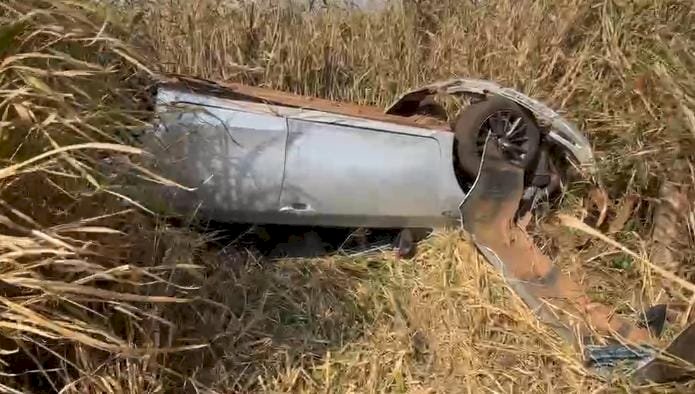 Ivinhema - Colisão entre carro e carreta na BR-376 deixa uma vitima com ferimentos leves.