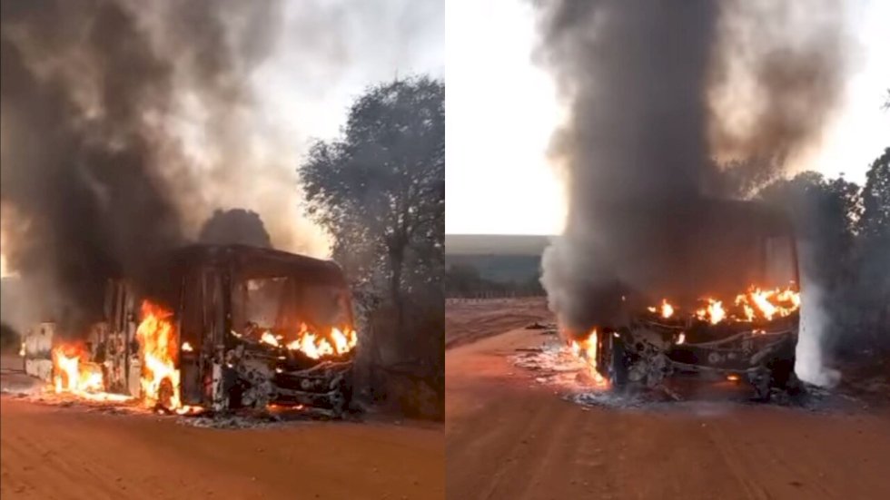Ônibus escolar pega fogo e crianças fogem pela janela em Sonora