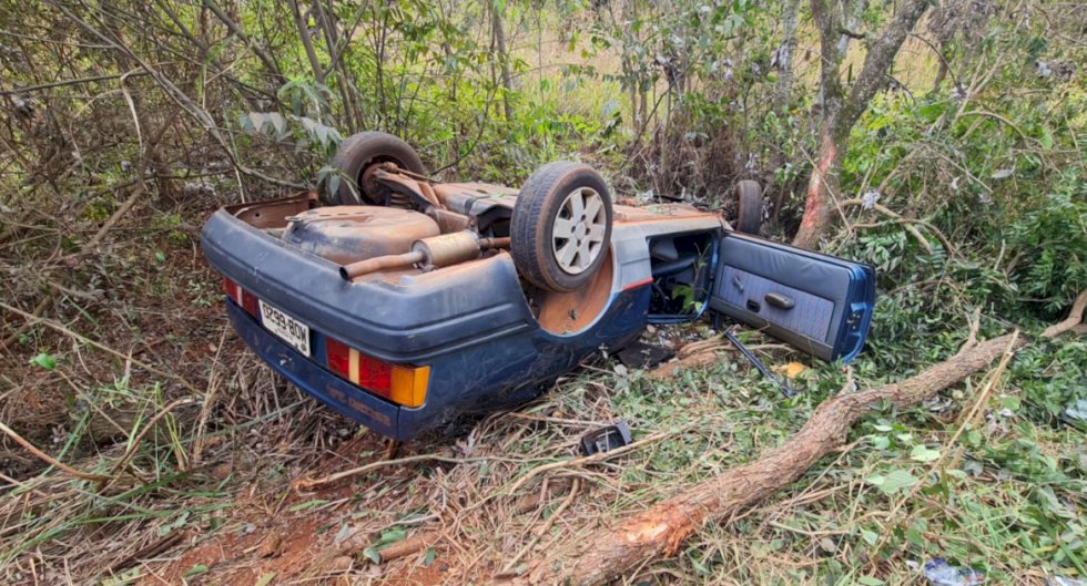 Casal de idosos fica ferido após carro capotar na BR-376, entre Vicentina e Fátima do Sul