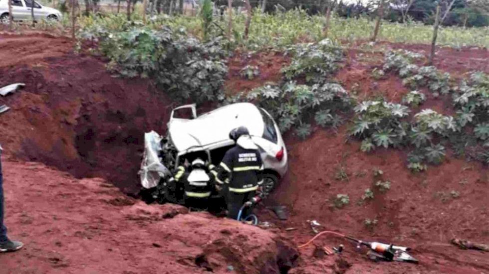 Motorista perde controle e morre ao cair em ribanceira em rodovia de MS
