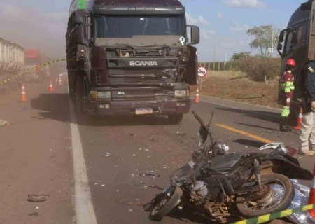 Duas pessoas morrem em colisão frontal entre moto e caminhão.