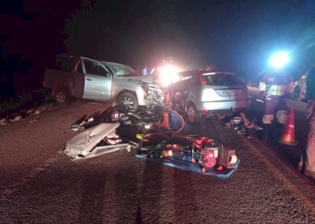 Colisão entre caminhonete e carro de passeio mata motorista.