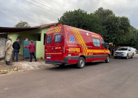 Sem o carro na garagem, idoso é encontrado morto ao lado de uma poça de sangue.