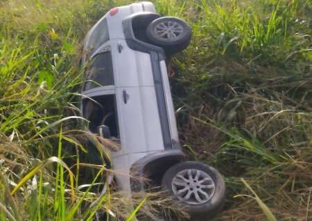 Anaurilândia: Motorista passa direto em trevo e Palio Weekend capota na MS-276