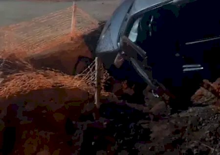 Após esfaquear desafeto em bar, homem foge e cai com carro em buraco.