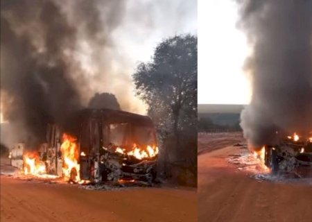 Ônibus escolar pega fogo e crianças fogem pela janela em Sonora