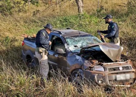 Pneu estoura, enfermeira perde controle e carro capota.
