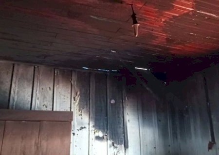 Ivinhema - Casa pega fogo no bairro Piraveve.