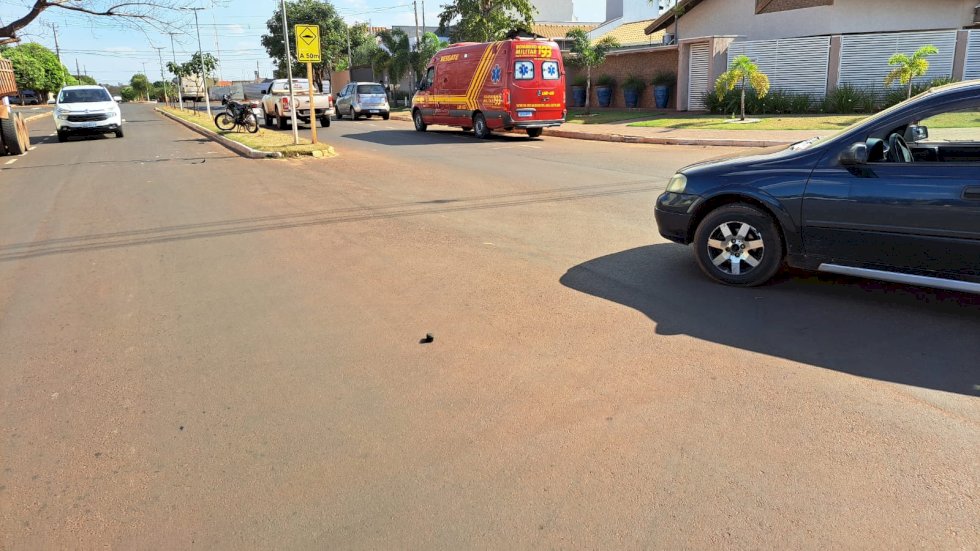 Ivinhema - Acidente envolvendo uma moto e dois carros deixa motociclista ferido.