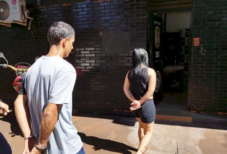 Mãe e filho são autuados por posse de arma de fogo e tráfico de drogas.