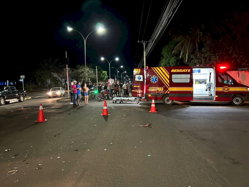Ivinhema - Acidente envolvendo carro e moto na Av Brasil deixa motociclista com ferimentos graves.