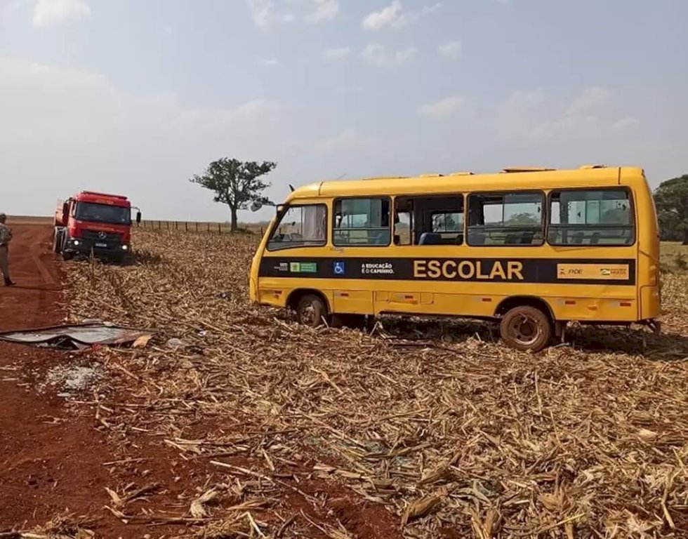 Ônibus escolar tomba em estrada de terra e 14 crianças ficam feridas.