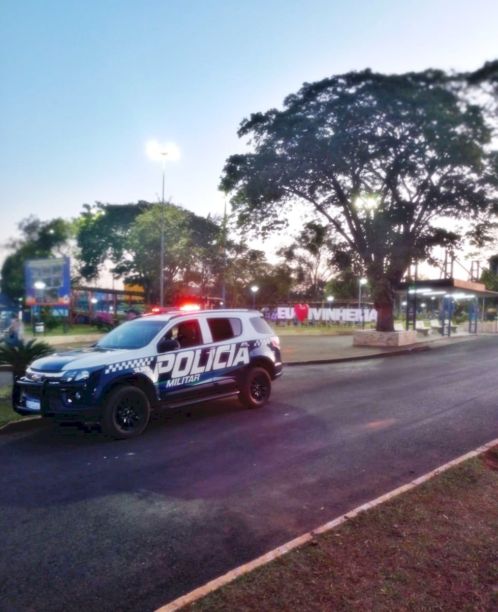 Ivinhema - Polícia Militar conduz para a delegacia duas pessoas por violência doméstica