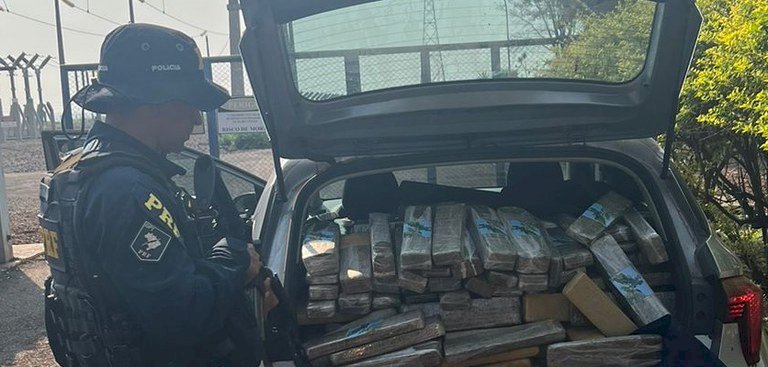 PRF apreende 746 Kg de maconha e skunk em Dourados .