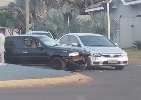 Ivinhema - Colisão entre dois veículos na rotatória da Praça de Eventos.
