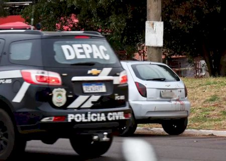 Homem saca revólver ao ser abordado pela polícia e acaba morto a tiros.