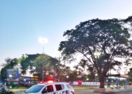 Ivinhema - Polícia Militar conduz para a delegacia duas pessoas por violência doméstica