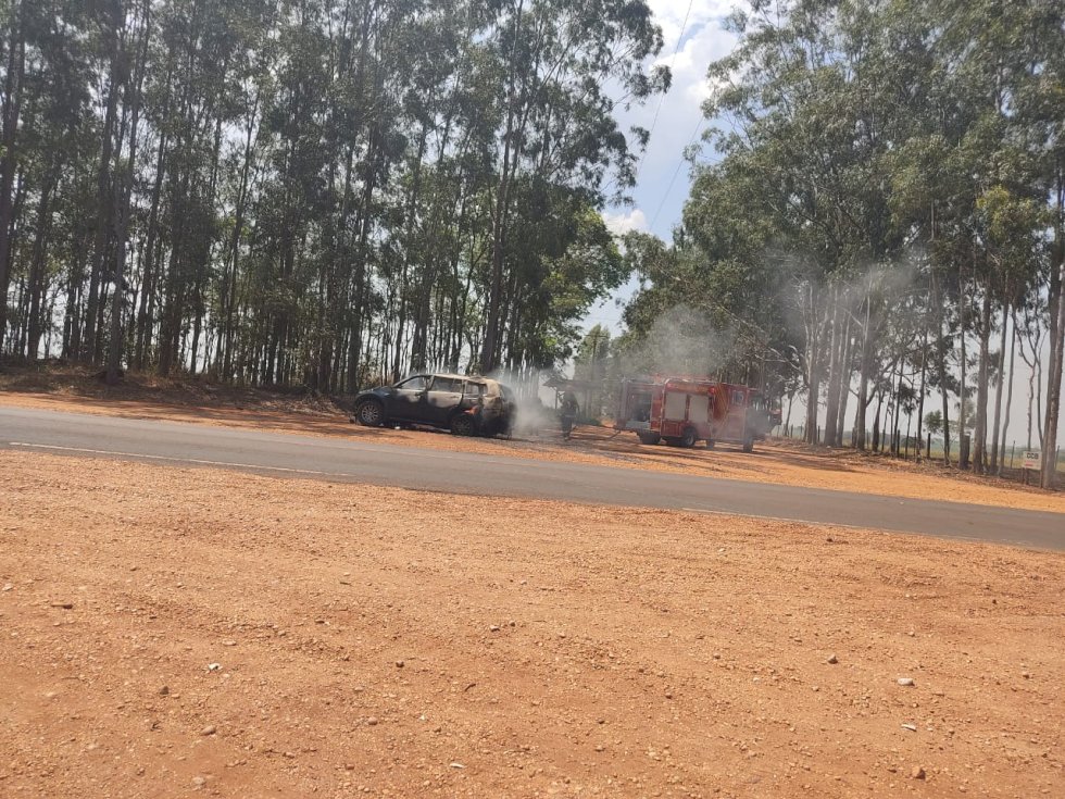 Ivinhema - Veículo pega fogo na BR 376 entrada da Gleba Vitória.