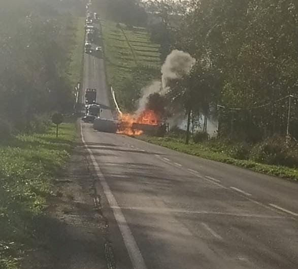Ivinhema - Caminhão tanque tomba e pega fogo na BR 376 na baixada do navarro.