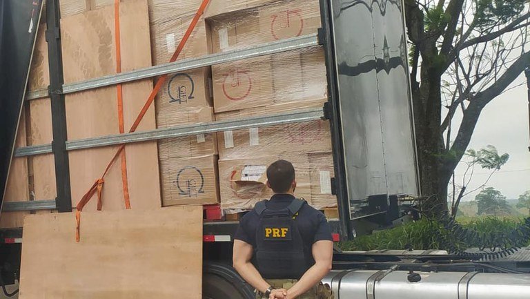 Ivinhema - PRF apreende 450 mil maços de cigarros.