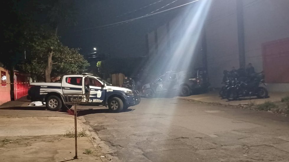 Homem leva tiro no abdômen, anda por alguns metros e morre.