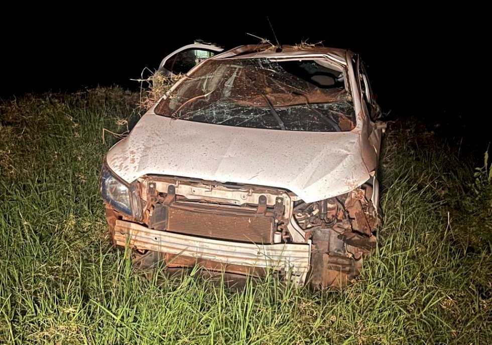 Ivinhema - Capotamento na BR 376 lança motorista para fora do veículo e fica em estado grave.