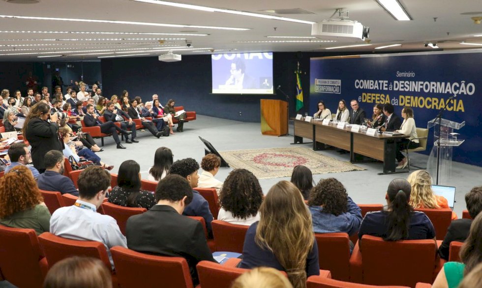 Especialistas defendem regulação de todo processo midiático
