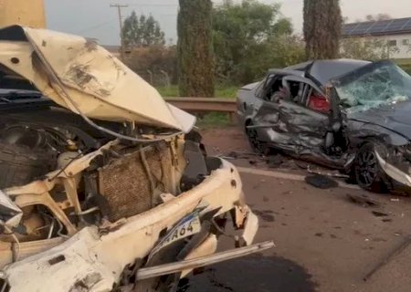 Mulher fica presa às ferragens em acidente entre carro e caminhonete na BR-262 e logo  após ser socorrida morre na Santa Casa.
