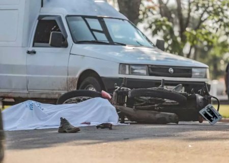 Motociclista colide em carro, cai e morre após ser atropelado por ônibus .