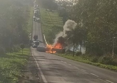 Ivinhema - Caminhão tanque tomba e pega fogo na BR 376 na baixada do navarro.