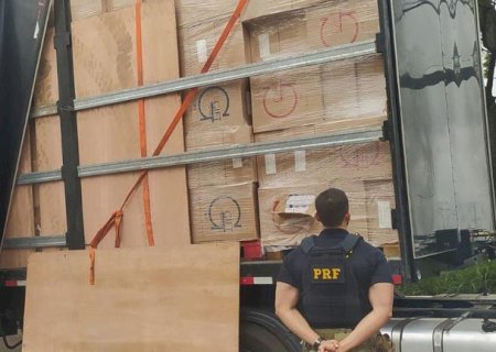 Ivinhema - PRF apreende 450 mil maços de cigarros.