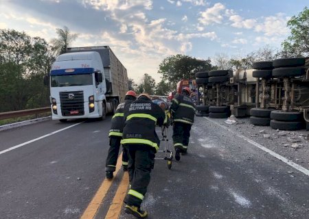 Motorista de carreta é resgatado de ferragens após 3h de trabalho.