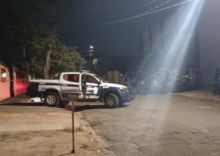 Homem leva tiro no abdômen, anda por alguns metros e morre.