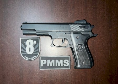 Ivinhema  - Polícia Militar conduz jovem para a delegacia portando simulacro de arma de fogo.