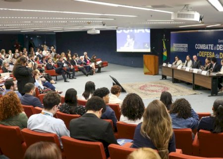 Especialistas defendem regulação de todo processo midiático