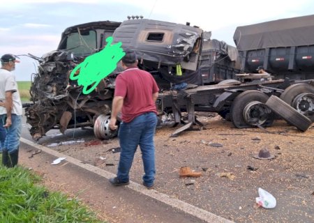 Ivinhema - Acidente grave na BR-376 entre duas carretas deixa uma vitima fatal.