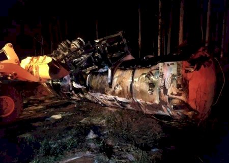 Ivinhema - PMA autua transportadora em R$ 35 mil por poluição após caminhão de combustível tombar na BR-376.