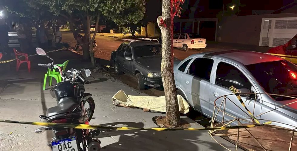 Homem morre baleado em frente de bar .