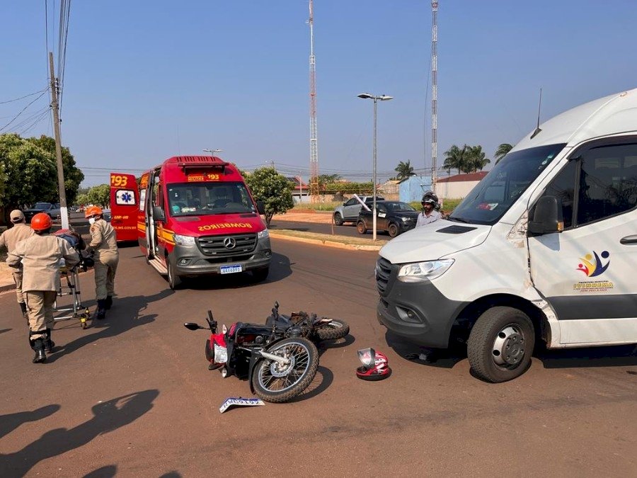 IVINHEMA: Colisão de Van e moto deixa motociclista ferido no Bairro Centro