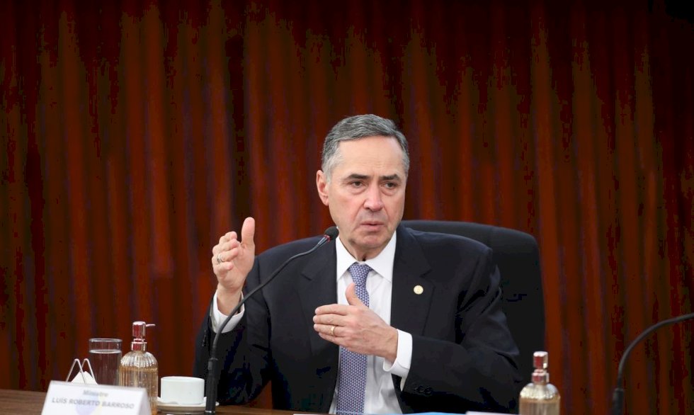 Não é hora de mexer no STF, diz Barroso após atos do Congresso.