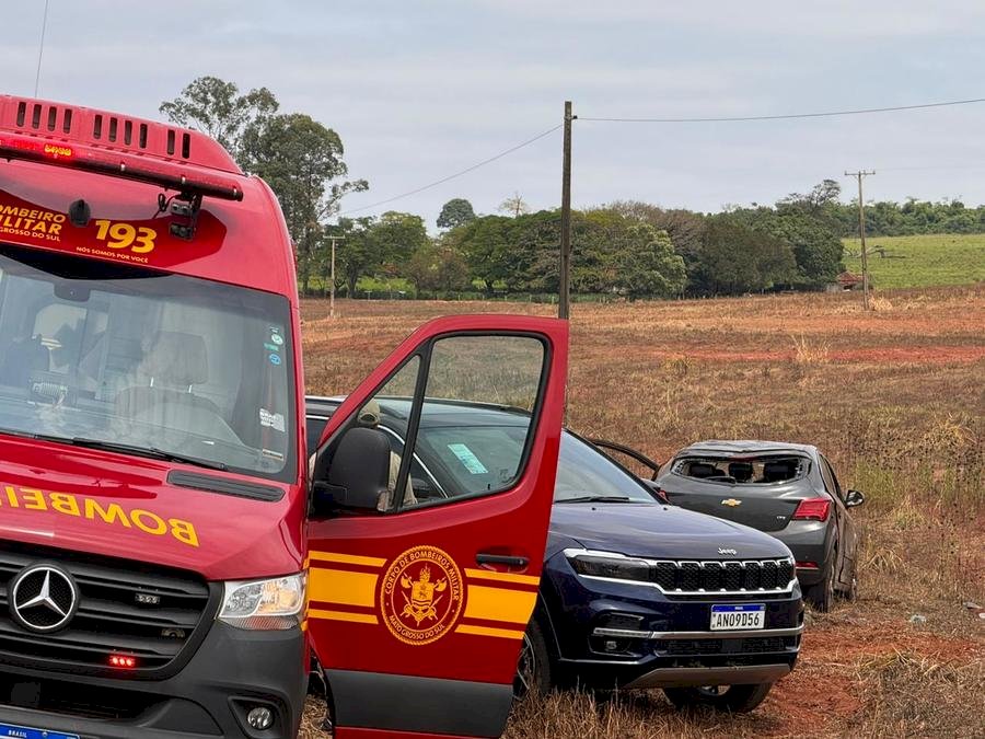 Ao realizar ultrapassagem, condutora perde controle de direção e Ônix sai da pista na região de Batayporã, na MS-276.