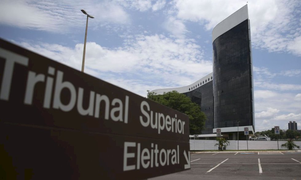 TSE rejeita três ações contra Bolsonaro por abuso nas eleições.