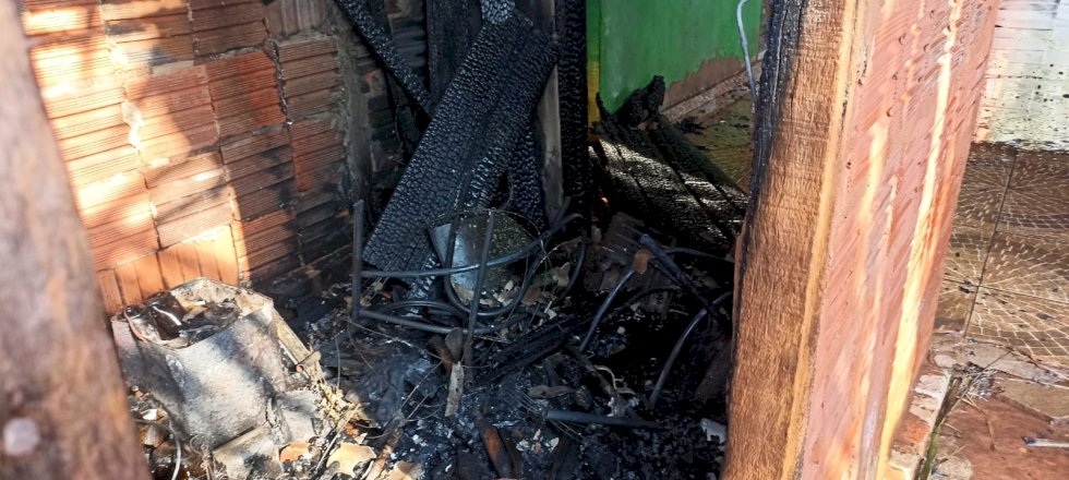 Ivinhema - Fogo destrói parte de residência no bairro Vitória