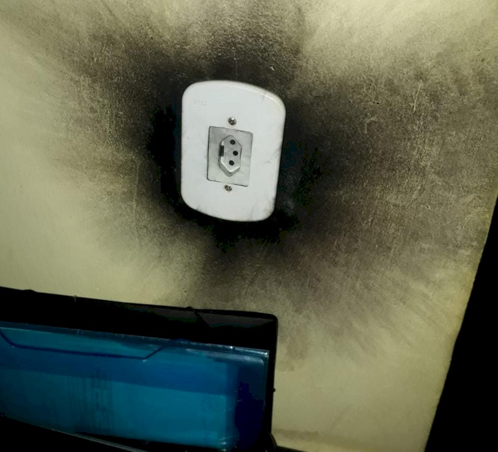 Ivinhema - Raio atingi antena de TV e provoca incêndio em residência