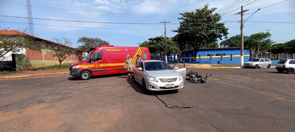 Ivinhema - Acidente entre carro e moto deixa uma pessoa ferida.
