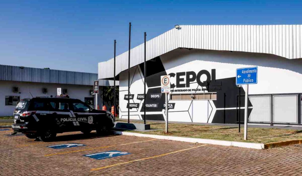 Homem tem faca cravada no peito após defender esposa de briga em conveniência