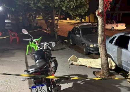 Homem morre baleado em frente de bar .