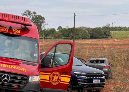 Ao realizar ultrapassagem, condutora perde controle de direção e Ônix sai da pista na região de Batayporã, na MS-276.